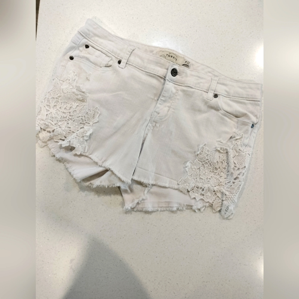 Torrid white lace shorts